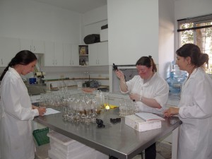 Fabre, Posadas y Rodriguez en el Laboratorio de Industrias Cárnicas